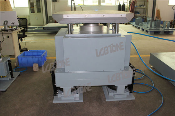 جهاز اختبار الصدمة للحمولة المفيدة بقيمة 100 كجم مع جدول 700 × 800 مم يلبي معيار IEC 60068-2-27-2008